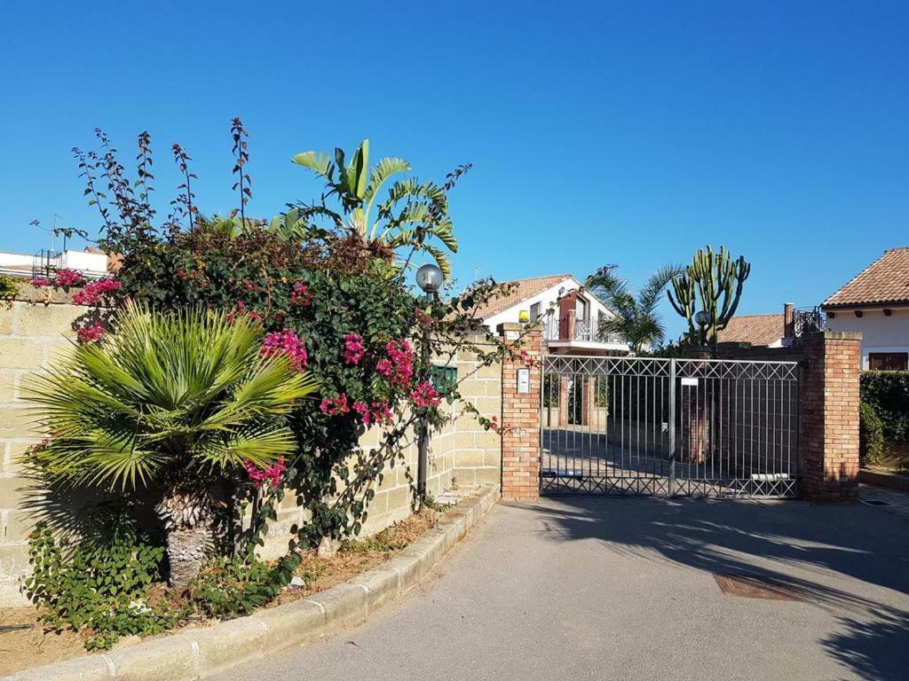 Mansarda Camelie Via Dei Normanni, 45 Villa Campofelice Di Roccella Eksteriør bilde